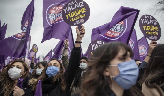 Donne turche manifestano contro Erdogan