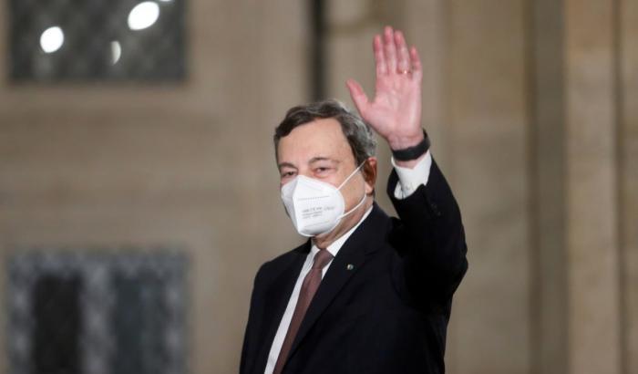 Draghi sa che il Paese deve tornare a vivere (e consumare): "Dobbiamo correre coi vaccini"