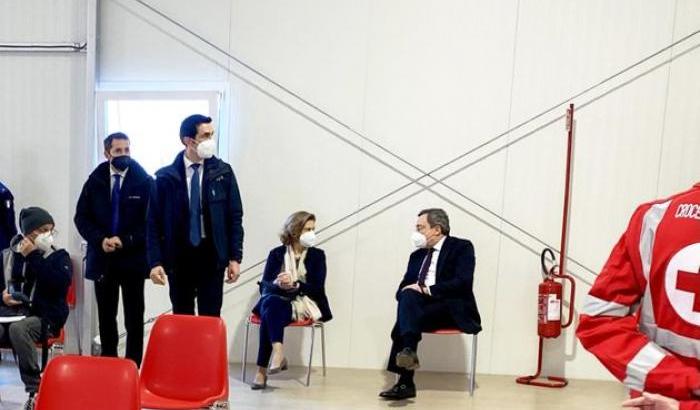 Mario Draghi, Presidente del Consiglio dei ministri e la moglie si vaccinano
