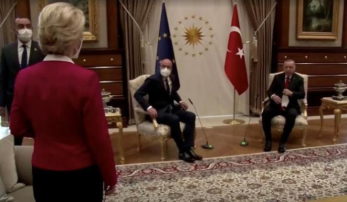 0005A959-ursula-von-der-layen-lasciata-senza-sedia-al-ricevimento-nel-palazzo-di-ankara Ursula von der Layen lasciata senza sedia al ricevimento nel Palazzo di Ankara
