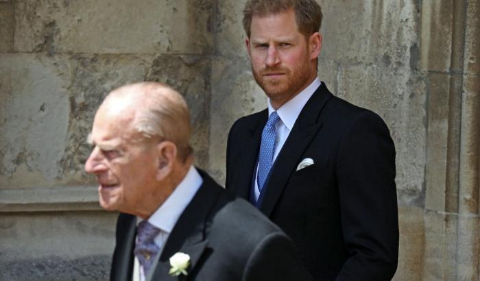 Funerali di Filippo senza uniformi militari: la Regina Elisabetta evita la pubblica umiliazione ad Harry