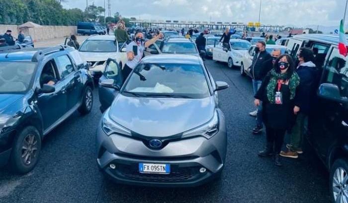 0005ABD6-manifestazione-dei-lavoratori-sull-a1 Manifestazione dei lavoratori sull'A1