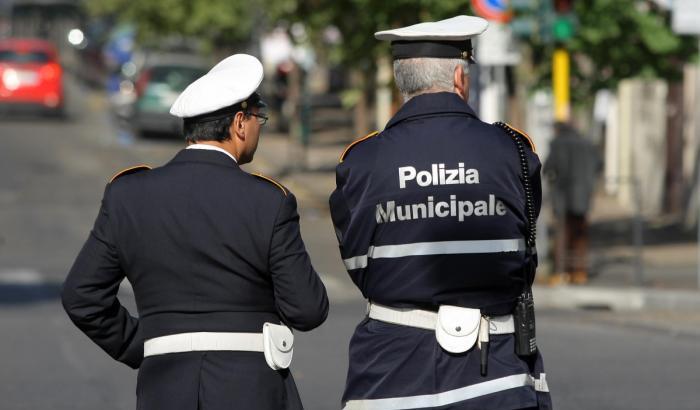 Si assembrano in un bar a Cosenza senza rispettare le regole: poliziotti multati dai carabinieri