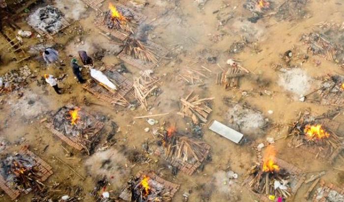 Cremazioni nei parchi in India