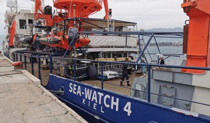 Sea Watch 4 salva 44 persone su un barcone in difficoltà nel Mediterraneo
