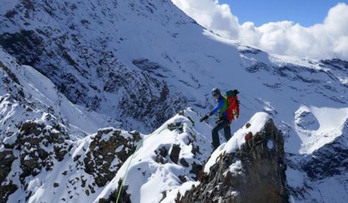 Il Nepal flagellato dal Covid non blocca gli scalatori: 19 positivi al campo base dell'Everest