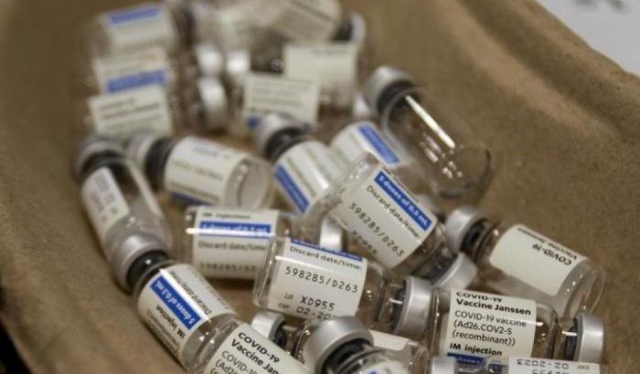 Profitto criminale: "Col monopolio di Big Pharma gli Stati hanno pagato fino a 24 volte il costo dei vaccini"