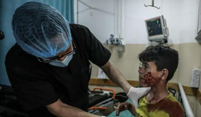 0005B070-bambino-ferito-nei-bombardamenti-a-gaza Bambino ferito nei bombardamenti a Gaza