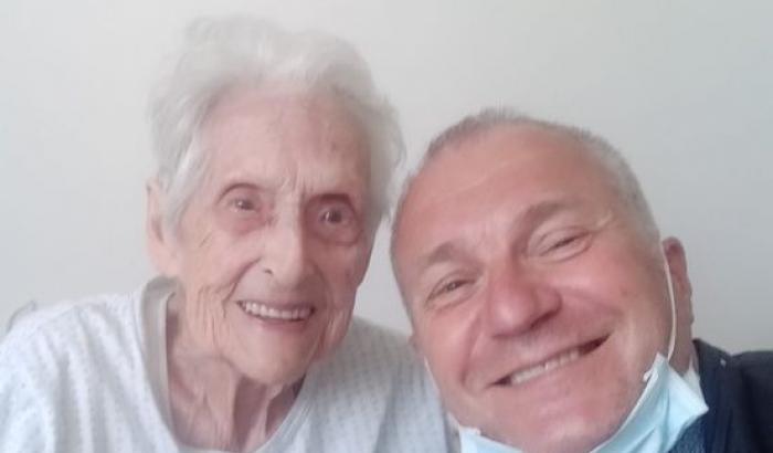 Il medico ritrova l'ostetrica che lo fece nascere durante il giro di vaccinazioni: "Grandissime emozioni"