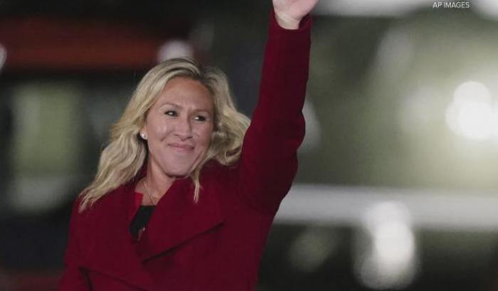 La deputata Qanon (è trumpiana) aggredisce Ocasio-Cortez al Congresso: "Aiuti i terroristi"