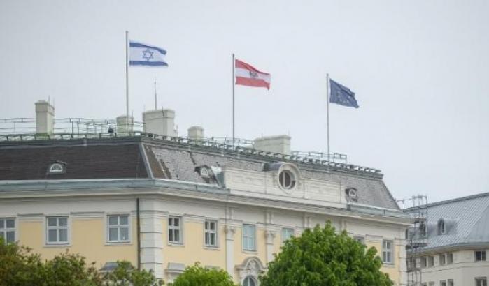 Kurz fa issare la bandiera israeliana sul tetto della cancelleria: "Uniti contro il terrorismo”