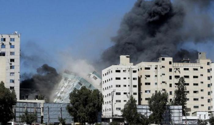 Le bombe di Israele radono al suolo a Gaza gli uffici di al-Jazeera e Associated Press