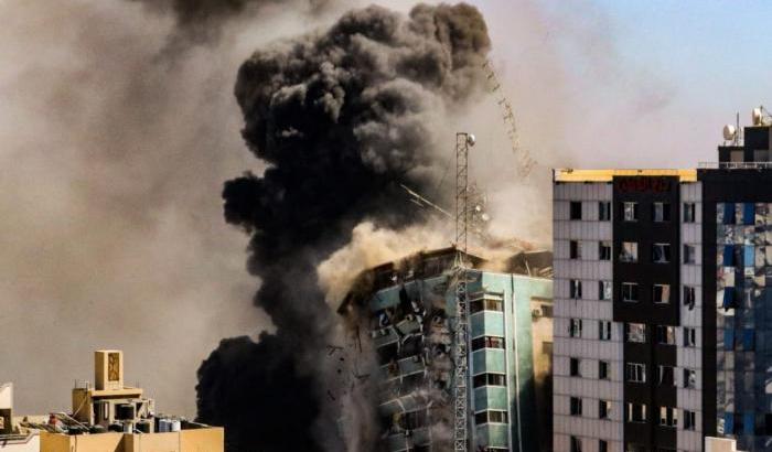 Israele bombarda la sede di Associated Press, il presidente: "Scioccato e inorridito"