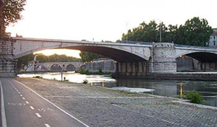 Precipita da un ponte mentre si scattava un selfie: Grave un 31enne