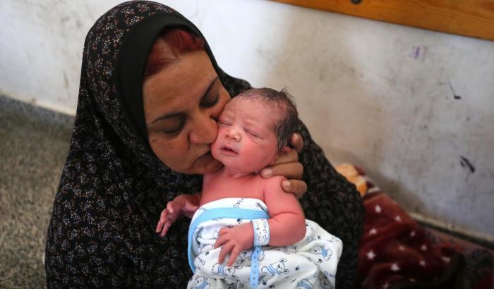 Mamma e neonata in Palestina