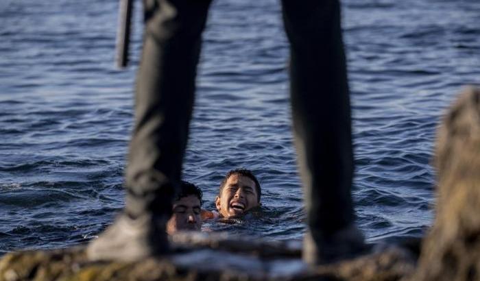 Respinti, deportati, abbandonati: il vergognoso mercato dei profughi in Europa