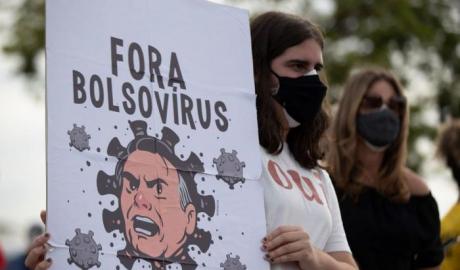 Bolsonaro il negazionista vuole sfidare la variante sudafricana: "Follia chiudere gli aeroporti" Bolsonaro il negazionista vuole sfidare la variante sudafricana: "Follia chiudere gli aeroporti"