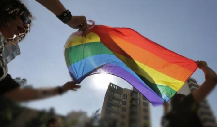 Un responsabile della comunicazione in Sicilia ironizza sull'aggressione ai gay: l'ira del Pd