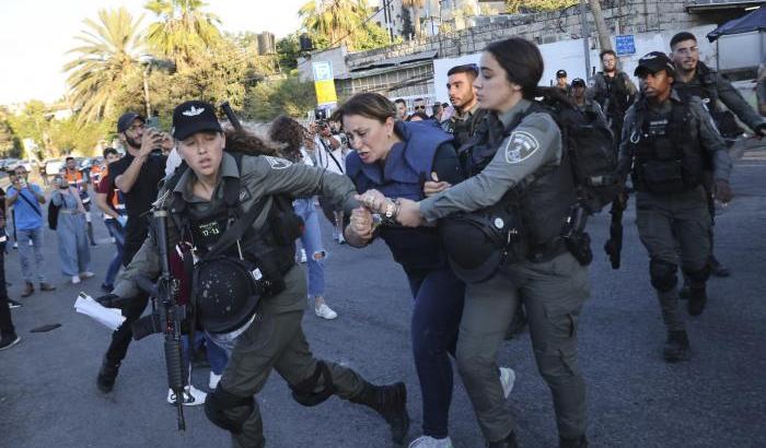 0005B54B-givara-budeiri-arrestata-dalla-polizia-israeliana-mentre-seguiva-una-manifestazione-palestinese-a-sheikh-jarrah Givara Budeiri arrestata dalla polizia israeliana mentre seguiva una manifestazione palestinese a Sheikh Jarrah