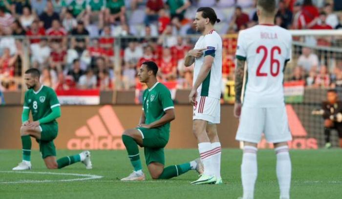 Calciatori dell'Irlanda si inginocchiano contro il razzismo
