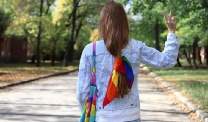 0005B648-ragazzina-con-borsa-arcobaleno Ragazzina con borsa arcobaleno