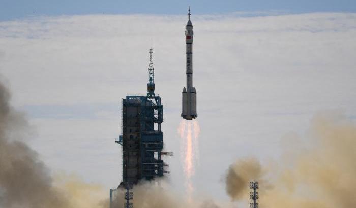 Sono partiti i tre astronauti cinesi diretti verso la stazione spaziale "Palazzo Celeste"