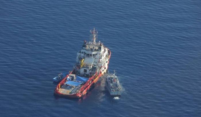 La nave “Vos Triton”, battente bandiera di Gibilterra