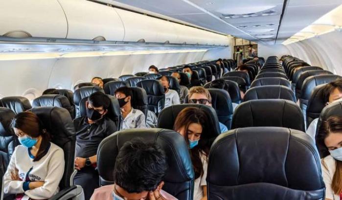 Le norme anti-Covid sugli aerei: mascherina in ogni fase del viaggio