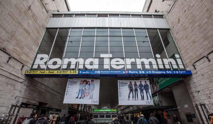 Armato di coltello alla stazione di Roma Termini, la polizia spara: ora è in ospedale