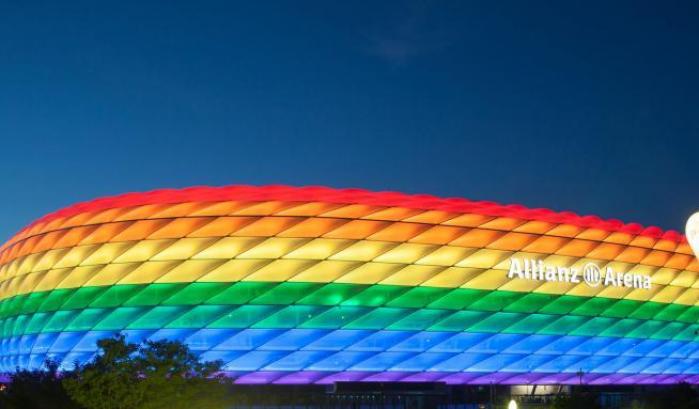 Allianz Arena tinto di arcobaleno