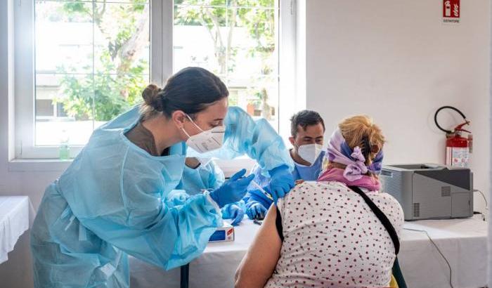 Grazie ai vaccini il Covid fa sempre meno paura: in calo ricoveri e terapie intensive