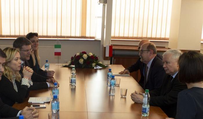 Meloni si congratula con Kaczyński, il 'padre' della Polonia reazionaria e omofoba