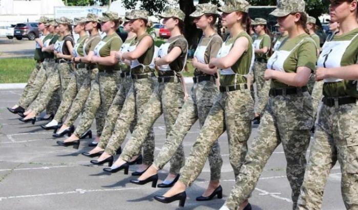 Soldatesse con i tacchi in Ucraina