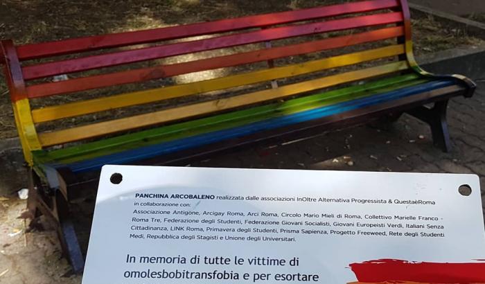 Panchina rainbow (foto agenzia Dire)