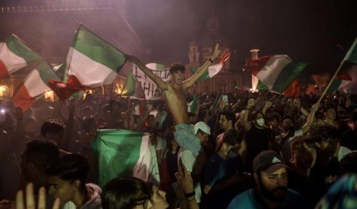 Festeggiamenti nelle piazze italiane dopo la vittoria degli azzurri a Euro 2020