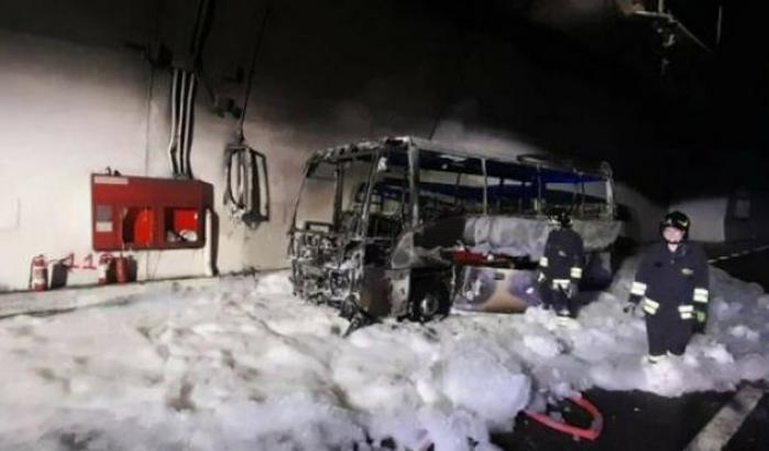 Autobus in fiamme: l'austista eroe trae in salvo 25 bambini