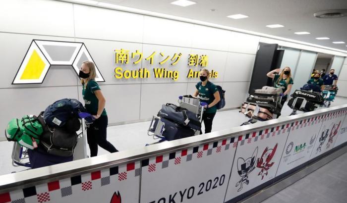 Giornalista italiano positivo nel volo per Tokyo: presenti anche le squadre di basket, ciclismo e pugilato