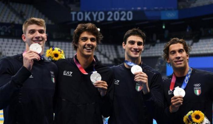 Gli azzurri scrivono la storia del nuoto a Tokyo 2020: è argento nella 4x100