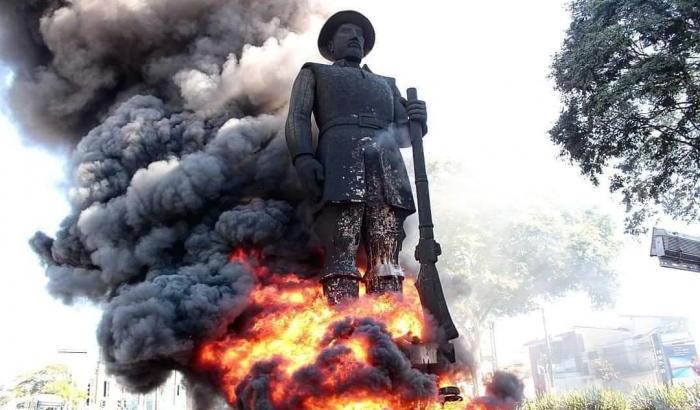 La statua di Borba Gato in fiamme a San Paolo