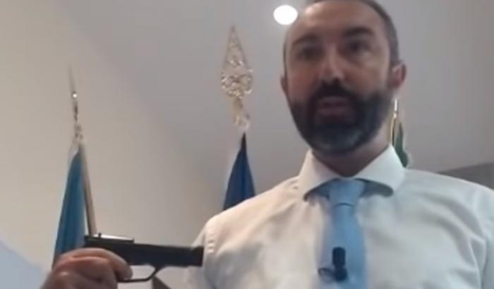 Il consigliere regionale del Lazio, Davide Barillari, si punta una pistola al braccio