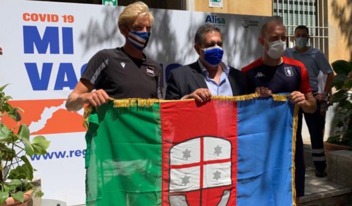 Masiello, Toti e Thorsby con la bandiera ufficiale della Regione con lo slogan della campagna "+ vaccinati, + liberi"