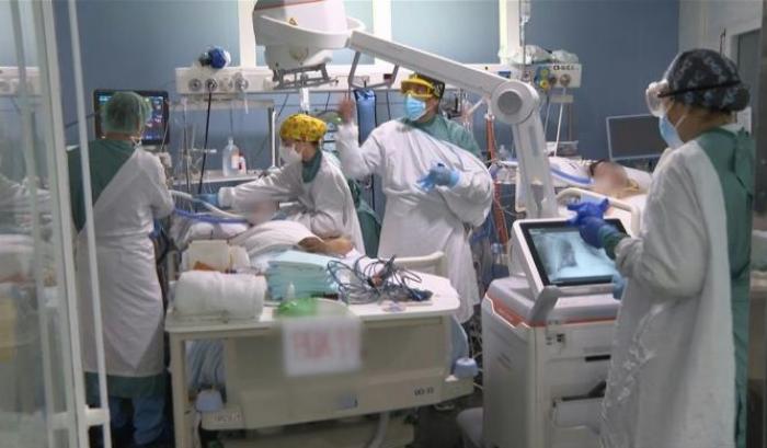 Altri 378 decessi ma per il terzo giorno calano ricoveri e terapie intensive