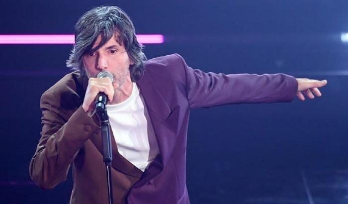 Bugo getta il microfono e interrompe il concerto ad Ascoli Piceno: scatta la polemica