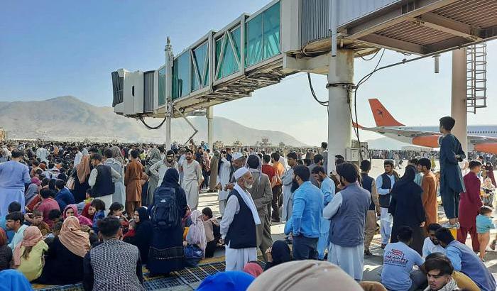 L'aeroporto di Kabul preso d'assalto