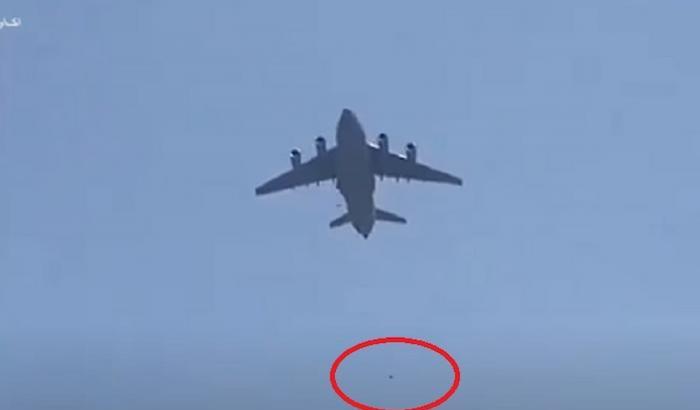 0005C2C3-caduta-dall-aereo-dei-tre-afghani Caduta dall'aereo dei tre afghani