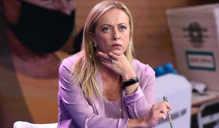 Detestabile Meloni: attacco scomposto agli 'odiati' migranti per criticare il green pass