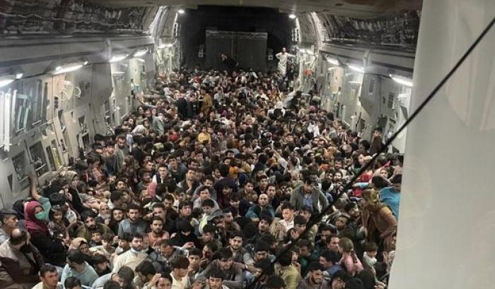 0005C2D6-l-equipaggio-di-un-c-17-porta-via-da-kabul-640-civili L'equipaggio di un C-17 porta via da Kabul 640 civili