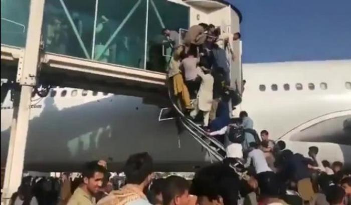 In Afghanistan continua la fuga del terrore: voli militari per evacuare il Paese