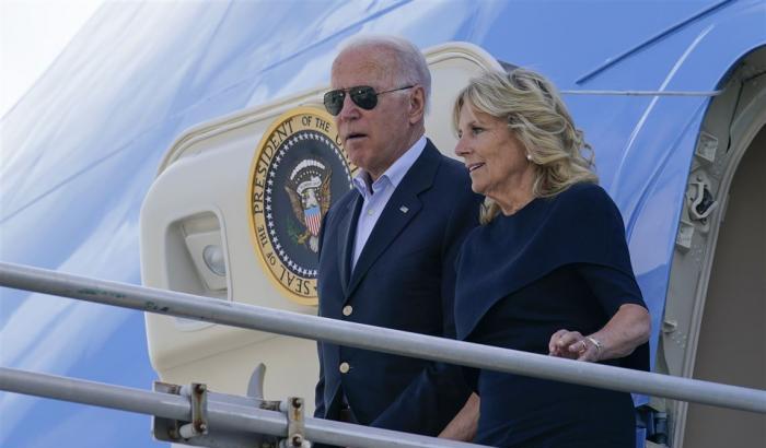 Biden non ascolta l'Oms: "Io e mia moglie riceveremo la terza dose di vaccino"