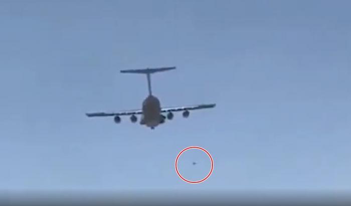 0005C34E-la-caduta-dall-aereo La caduta dall'aereo